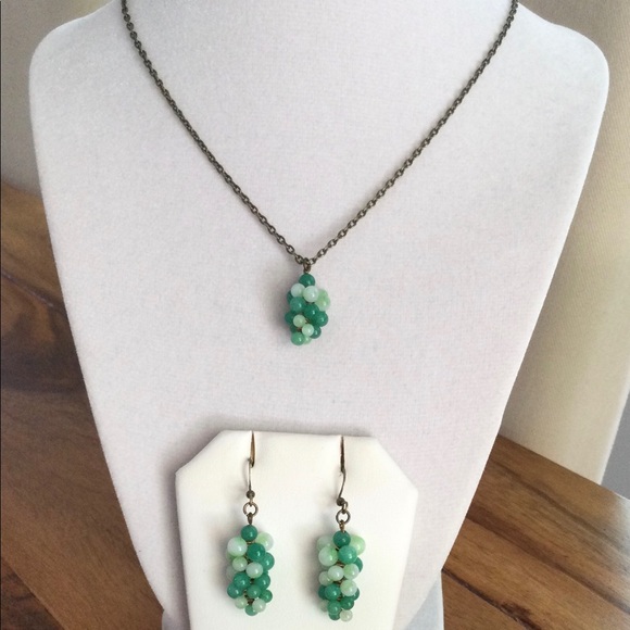 Vintage Faux Jade Grapes Necklace & Earrings Set with Bronze Findings - Picture 7 of 7